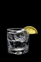 Club soda ou vodka tonic cocktail sur fond noir photo