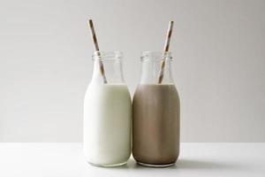cruches à lait régulières et chocolatées sur blanc photo