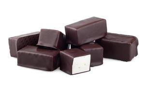 bonbons au chocolat sur fond blanc photo