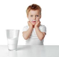 enfant buvant du lait photo