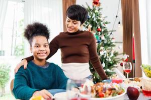 famille afro-américaine. joyeux Noël. une famille heureuse dîne à la maison. photo