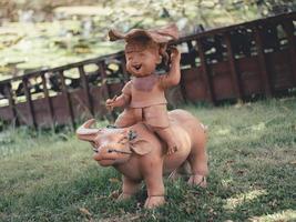 statues d'enfants jouant dans le jardin . photo