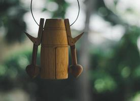 cloche en bois faite à la main accrochée aux fenêtres de la maison . photo