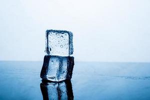 pack de glace le résultat de l'eau est avant la glace empilée plusieurs blocs. l'origine de l'idée. et une belle mise en page. concepts de nourriture et de boisson cool photo