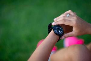 belles mains noires et montres un contrôle de l'heure pour l'exactitude et la ponctualité photo