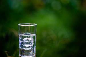 un verre d'eau propre avec de la glace placé sur la table prêt à boire photo