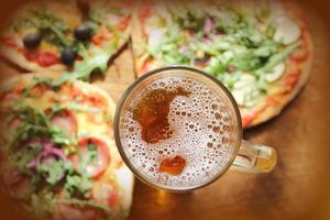 pizza avec verre de bière photo