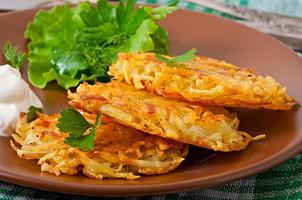 crêpes de pommes de terre parfumées à la crème sure et aux herbes photo