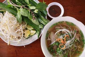 "phở" soupe traditionnelle de nouilles au boeuf vietnamienne