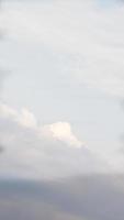 ciel bleu avec fond de nuage nature, vertical photo