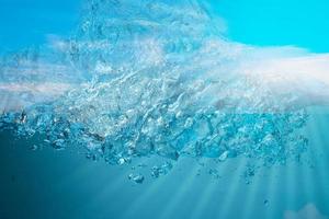les vagues de la mer bleue ont cessé de fumer avec des bulles séparées sur fond blanc. coins populaires, concepts naturels photo