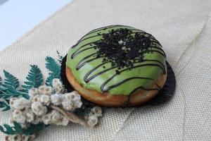 beignets bruns avec arrose isolé sur un fond de bois photo