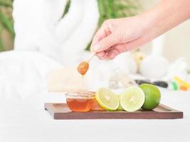 le miel et le citron vert, frais de la nature, sont un bon ingrédient dans les soins de la peau pour le salon de spa photo