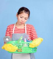 belles femmes asiatiques tenant un panier pour nettoyer l'appareil avec fatigue pour nettoyer la maison photo