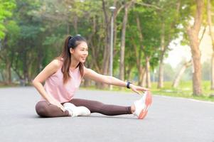 de belles femmes asiatiques font de l'exercice dans le parc tous les matins, c'est un mode de vie pour la détente et la bonne santé du corps photo