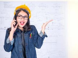 les femmes ingénieurs appellent pour parler des travaux de construction