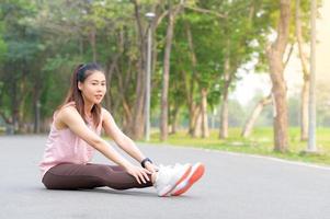 de belles femmes asiatiques font de l'exercice dans le parc tous les matins, c'est un mode de vie pour la détente et la bonne santé du corps photo