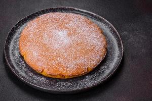 tarte à la citrouille, tarte faite pour le jour de Thanksgiving avec de la crème fouettée sur une plaque noire photo