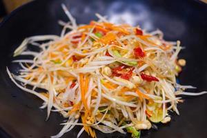 salade de papaye thaï. le som tom est la cuisine thaïlandaise photo