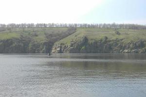 le large fleuve dnepr. une vue sur la rive escarpée opposée. photo