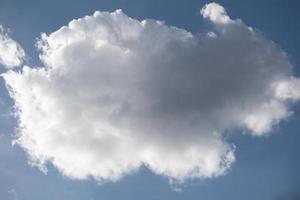 nuages blancs avec ciel bleu photo