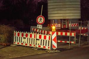 chantier de construction de route la nuit photo