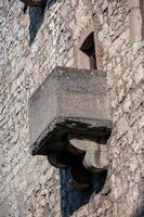 photo en contre-plongée d'une fortification historique en ruine