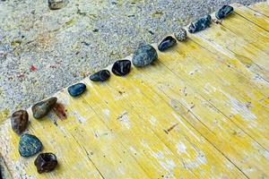 différents types de pierres alignées sur une surface en bois photo