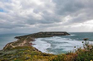 belle vue sur une mer entourée de falaises sous un ciel lumineux photo