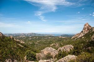 paysage rural avec des plantes sur des collines rocheuses par une journée ensoleillée photo