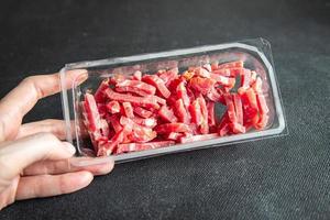 Bacon petits morceaux crus fumees de viande de porc cuire des repas frais et sains régime alimentaire snack sur la table copie espace alimentaire photo