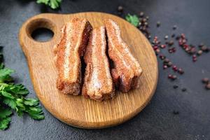 poitrine de bacon morceau de viande graisse de viande saindoux porc frais aux épices repas frais photo