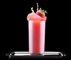 smoothies de fraise en verre avec splash photo