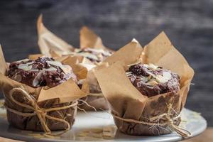 assiette pleine de muffins au chocolat photo