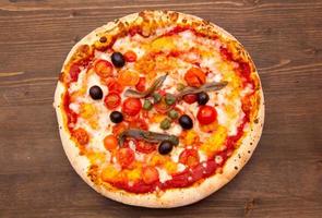 pizza aux anchois et olives sur bois d'en haut