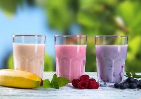 milk-shake de fruits frais sur bois photo