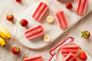 sucettes glacées aux fraises et à la banane photo