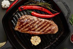 steak de boeuf au régime cétogène céto, contre-filet frit sur une poêle à griller. recette de cuisine paléo avec de la viande