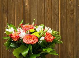 bouquet de fleurs sur un vieux fond en bois avec espace de copie photo