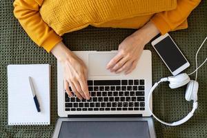 achats en ligne, apprentissage en ligne, travail en vue de dessus à la maison. l'enseignement à distance photo