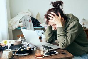 dépendance numérique, femme en panique et stress, tâches ménagères abandonnées, photo
