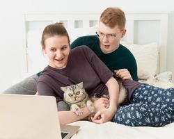 adolescent amoureux allongé sur son lit, regarder des films sur un ordinateur portable pendant la quarantaine en raison de la pandémie de coronavirus