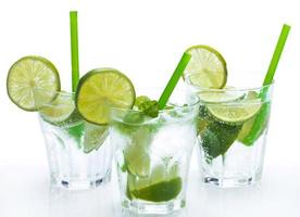 boisson fraîche au citron vert et à la menthe
