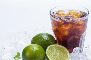 cocktail frais avec boisson au cola et citron vert photo