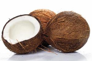 noix de coco sur fond blanc