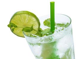 boisson fraîche au citron vert et à la menthe