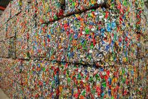 ramassage séparé des ordures. notion de pollution. déchets photo