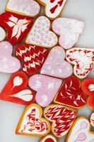 biscuits de la saint valentin. biscuits en forme de coeur pour la saint valentin. biscuits en forme de coeur rouge et rose. modèle sans couture romantique avec des coeurs de biscuits. photo