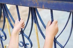 la main de l'enfant a touché la porte de la maison parce qu'il ne pouvait pas sortir. photo