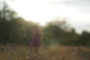 les femmes remettent sur fond de ciel spirituel photo